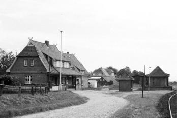 Bahnhof mit Wartehäuschen und Lagerschuppen