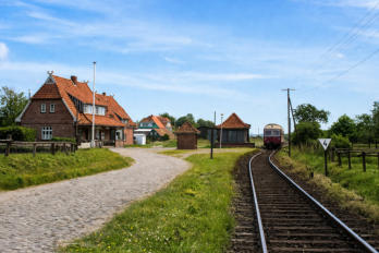 Bahnhof mit Wartehäuschen und Lagerschuppen