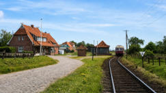 Bahnhof mit Wartehäuschen und Lagerschuppen