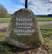 Wegweisender Findling Ecke Evendorfer- und Soderstorfer Straße