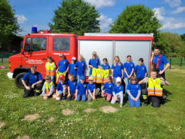 Kinderfeuerwehr mit neuen Warnwesten und T-Shirts